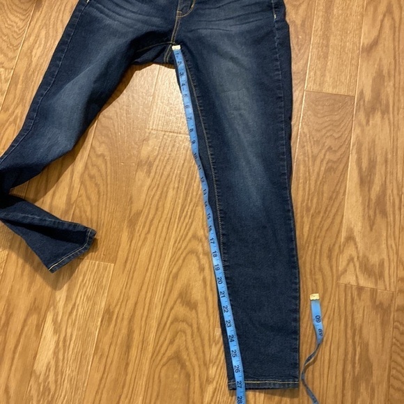 Levi Strauss Women’s Signature Curvy Skinny Jeans  (Size W28 x L32) - Picture 10 of 10